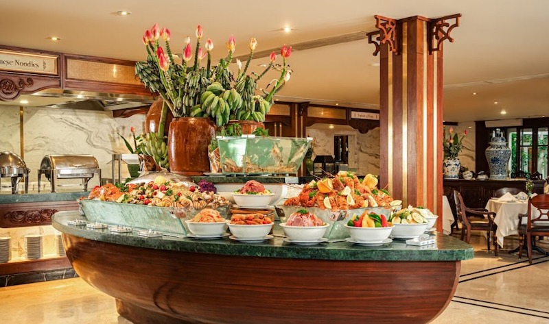 Lối đi quanh quầy line của nhà hàng buffet hải sản rộng 1,2 - 1,5m, đủ cho khách di chuyển tránh tắc nghẽn và trải nghiệm buffet trơn tru 