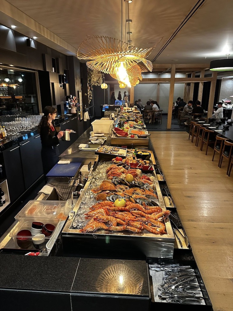 Bố trí quầy line kiểu ốc đảo trong nhà hàng buffet hải sản phân tán khách hiệu quả, tối ưu lưu lượng di chuyển, tránh chen lấn 