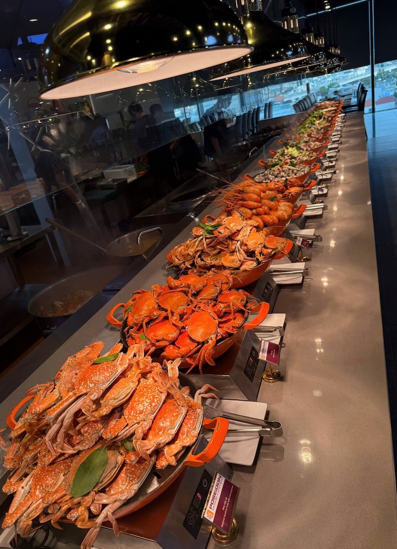 Ánh sáng và biển chỉ dẫn trong nhà hàng buffet hải sản được bố trí hợp lý, giúp khách dễ nhận biết các khu quầy line và di chuyển thuận tiện 