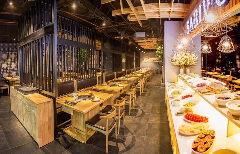 Sơ đồ bố trí buffet lẩu nướng trong trung tâm thương mại thường ưu tiên không gian mở, giúp khách di chuyển dễ dàng giữa các quầy line và bàn ăn