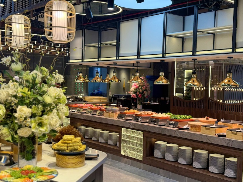 Quầy line trong buffet lẩu nướng tại trung tâm thương mại được bố trí hợp lý, giúp khách dễ tiếp cận món ăn 