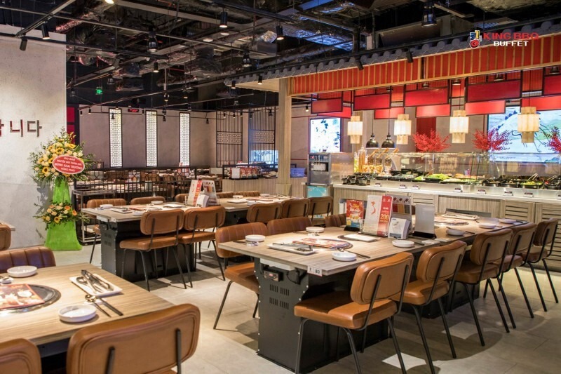 Các bàn ăn được sắp xếp khoa học theo nhóm nhỏ, vừa tạo không gian riêng tư, vừa tối ưu diện tích và lưu lượng khách tại buffet lẩu nướng 