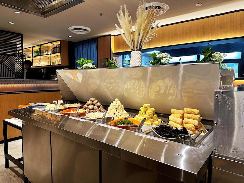 Quầy line được bố trí theo kiểu chữ U hoặc ốc đảo, phân khu rõ ràng đồ nướng, lẩu, tráng miệng và nước uống, giảm tình trạng đông khách 