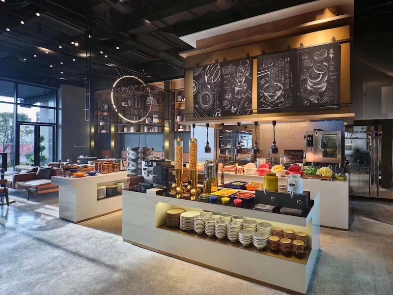 Mặt bằng buffet sáng khách sạn nhỏ gọn thường tận dụng tối đa ánh sáng tự nhiên, tạo không gian sáng sủa, thoáng đãng cho khách thưởng thức 