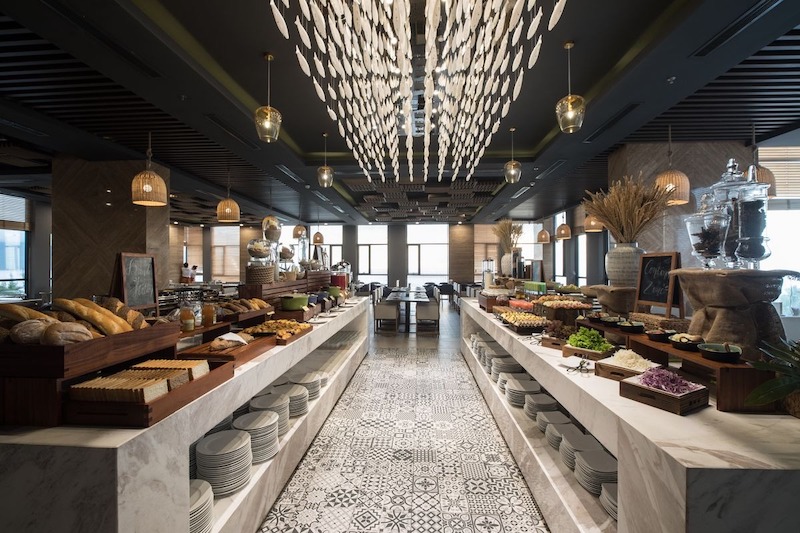 Quầy line được thiết kế thấp, tiện lợi, giúp khách dễ nhìn thấy tất cả món ăn và lấy nhanh mà không phải cúi quá nhiều 