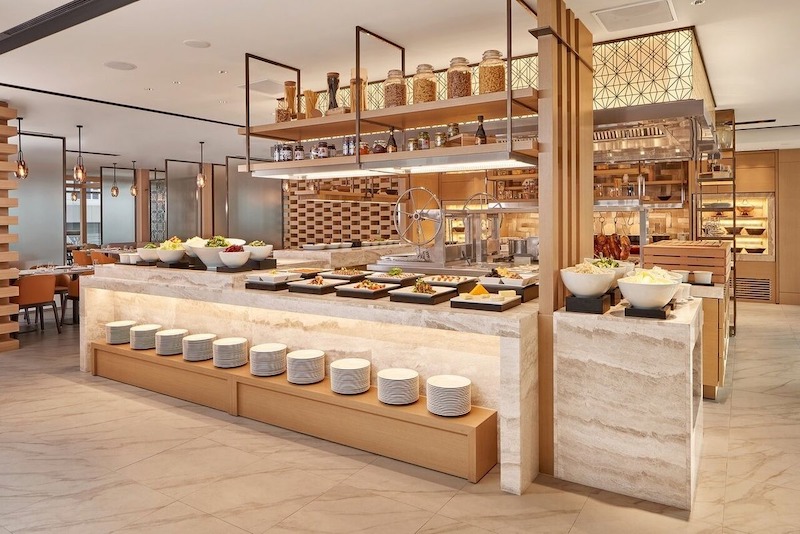 Quầy line kết hợp nhiều món trong cùng khu vực, giảm diện tích cần thiết nhưng vẫn giữ trải nghiệm buffet đầy đủ 