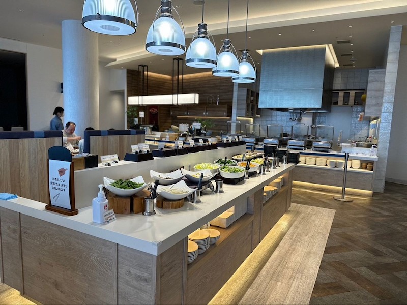 Nội thất trong buffet sáng khách sạn nhỏ gọn ưu tiên chất liệu bền, dễ lau chùi, tiết kiệm thời gian dọn dẹp cho nhân viên 