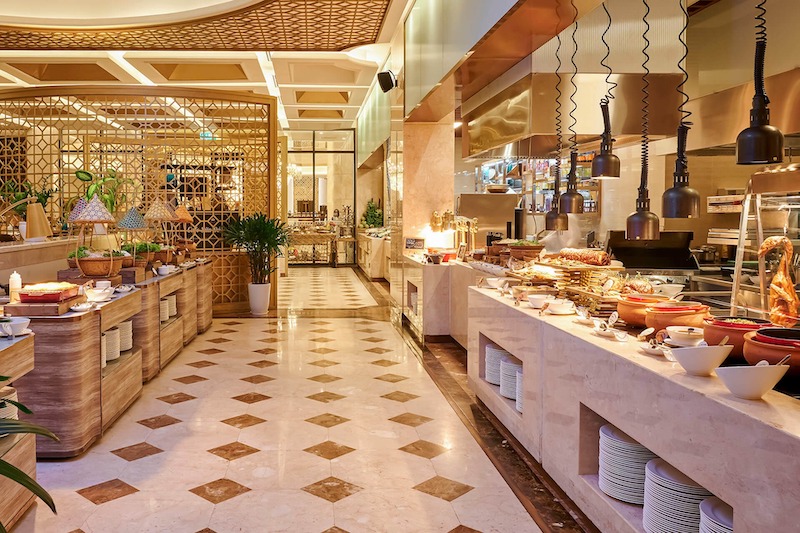 Lối đi quanh quầy chữ I nên từ 1,2-1,5m, đủ rộng cho khách lấy đồ và di chuyển tránh va chạm, đảm bảo vận hành buffet trơn tru 