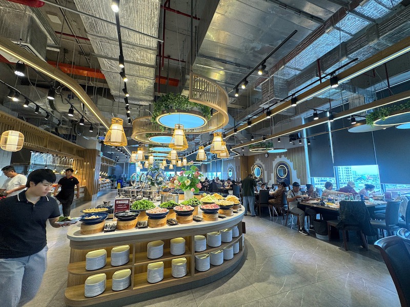 Bố trí kiểu Ốc đảo (Island) là quầy đồ ăn đặt giữa phòng, khách đi vòng quanh 4 mặt, phân tán đám đông, tối ưu lưu lượng và trải nghiệm buffet 