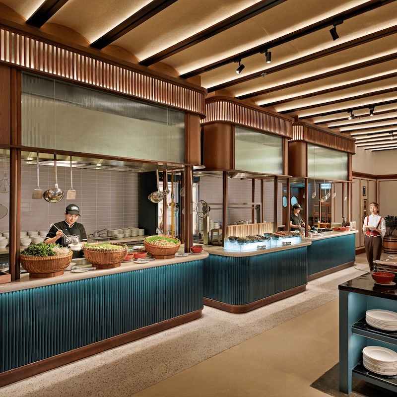 Nguyên tắc phân luồng di chuyển giúp khách đi lại thuận tiện, tránh chen lấn, hướng trình tự lấy đồ hợp lý, đồng thời nhân viên refill dễ dàng, vận hành trơn tru. 