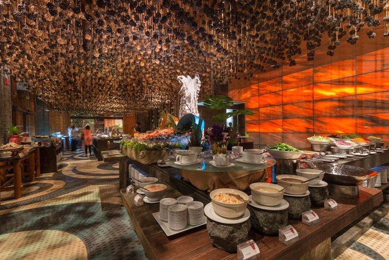 Nhà hàng buffet hải sản diện tích lớn thường bố trí quầy line trung tâm, giúp khách dễ tiếp cận hải sản tươi sống mà không chen lấn  