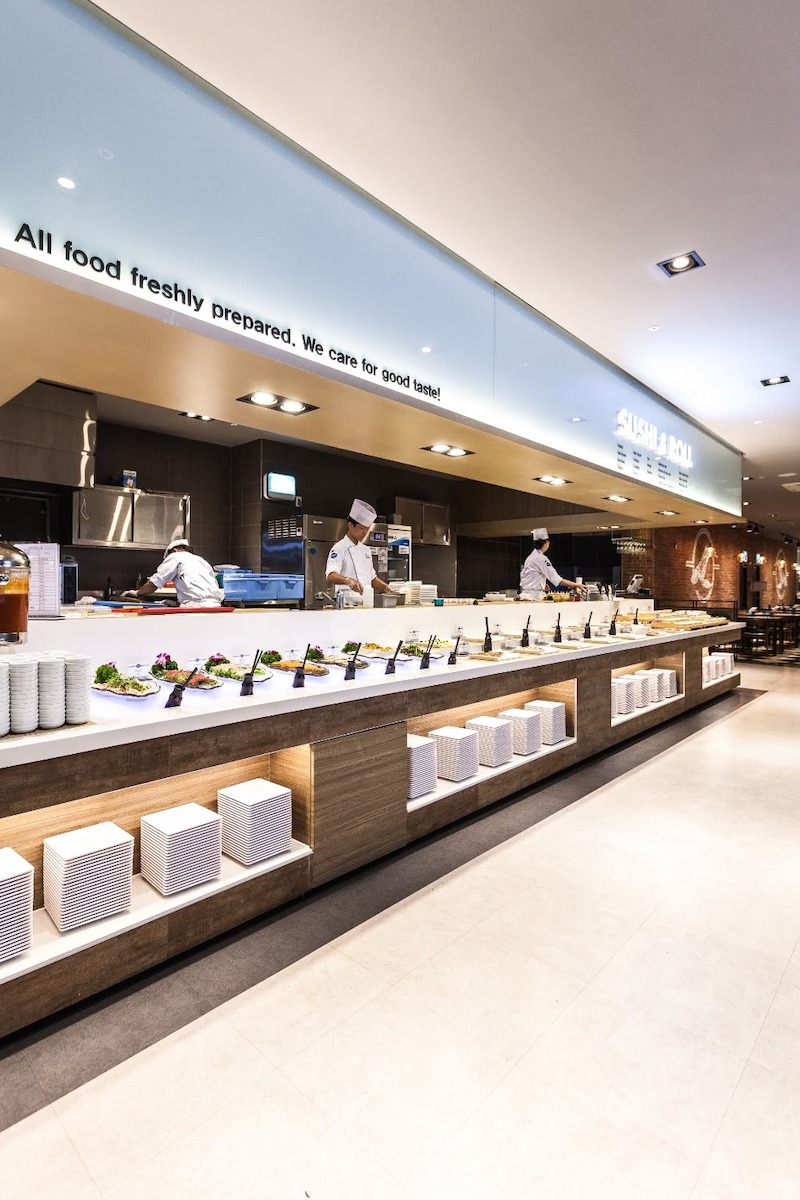 Quầy line trong nhà hàng buffet hải sản phân khu rõ ràng: đồ sống, nướng, món tráng miệng, nước uống, giúp khách lấy đồ nhanh và tiện lợi 