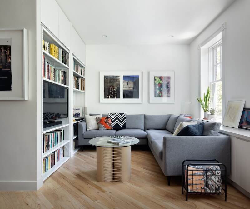 Nội thất thông minh giúp phòng khách nhỏ tối ưu công năng nhờ thiết kế gấp gọn, đa năng, tiết kiệm diện tích, giữ không gian ngăn nắp mà vẫn tiện nghi