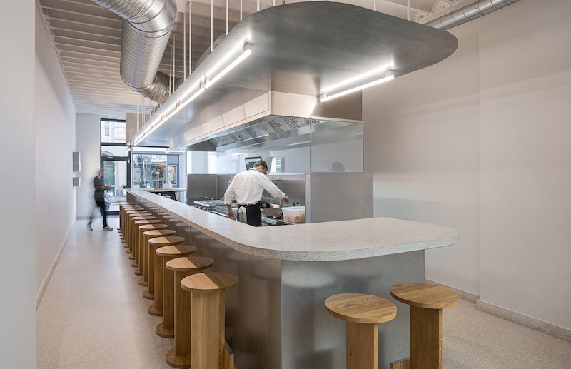 Không gian quán ăn tối giản hỗ trợ vận hành hiệu quả, dễ vệ sinh và phù hợp với tần suất sử dụng cao trong môi trường F&B 