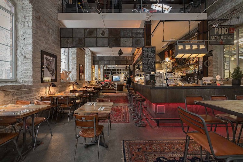 Quán ăn đẹp phong cách Vintage/Retro tạo cảm xúc hoài niệm thông qua nội thất gỗ cũ, màu sắc trầm ấm và các chi tiết trang trí mang dấu ấn thời gian 