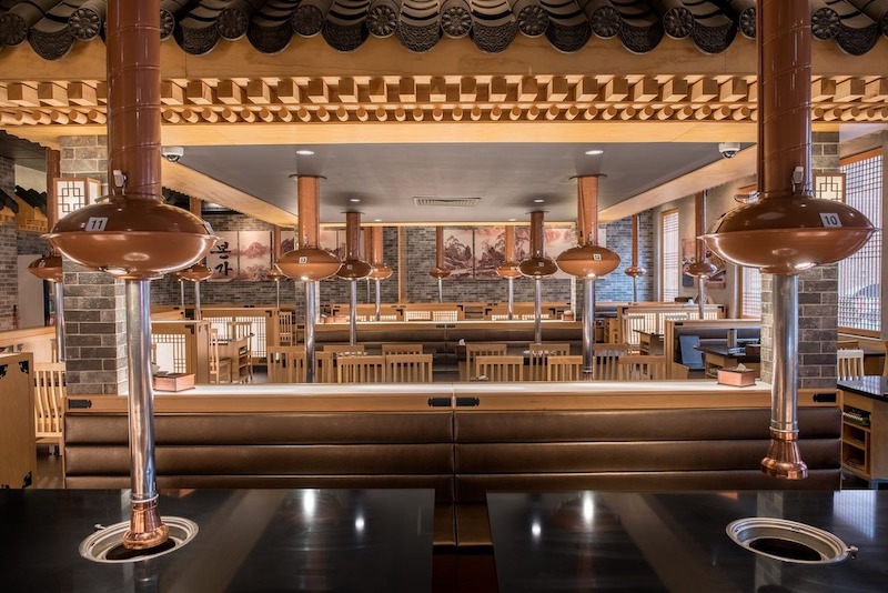 Bố cục bàn ghế quán lẩu nướng BBQ phải tính toán khoảng cách hợp lý, vừa an toàn nhiệt vừa thuận tiện cho phục vụ trong giờ cao điểm 