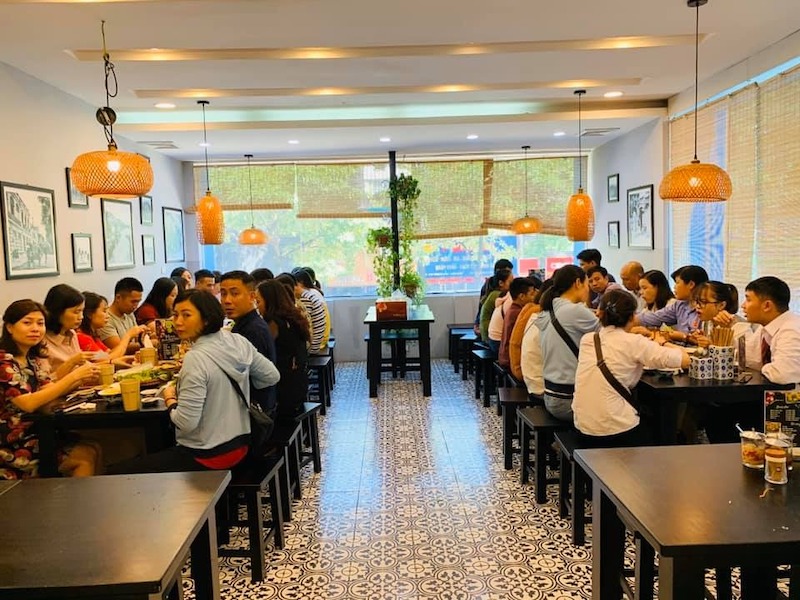 Nội thất và vật liệu trong quán cơm, bún phở nên ưu tiên độ bền, dễ vệ sinh để đảm bảo hình ảnh sạch sẽ, tin cậy 