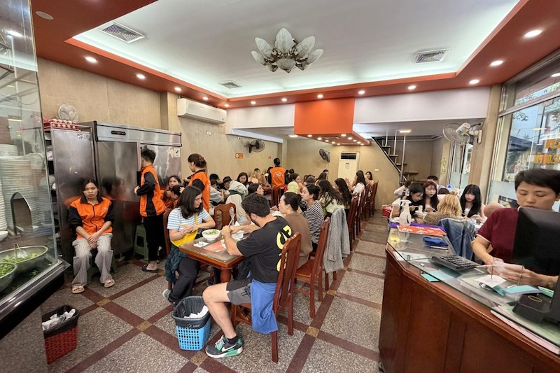 Khu bếp, quầy chia món và khu ngồi phải được phân tách rõ ràng nhằm hạn chế giao cắt và tăng hiệu quả vận hành 