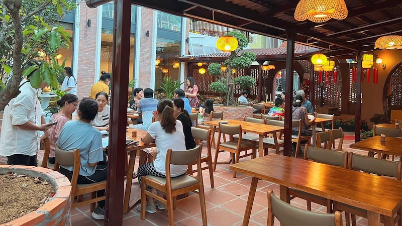 Màu sắc trung tính kết hợp yếu tố thiên nhiên giúp trải nghiệm dùng bữa trở nên chậm rãi và dễ chịu hơn 