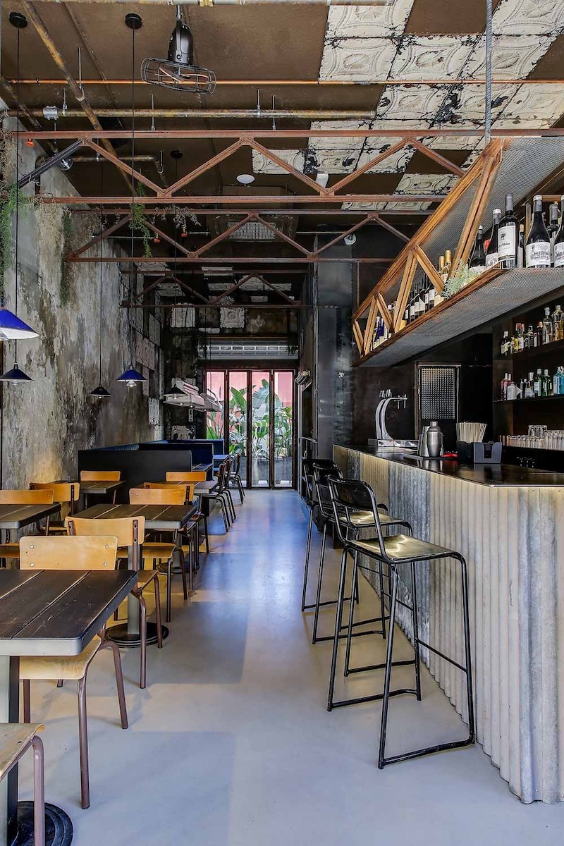 Phong cách Công nghiệp phù hợp quán nướng, bia thủ công hoặc mô hình trẻ, nhấn mạnh trải nghiệm sôi động và tinh thần tự do