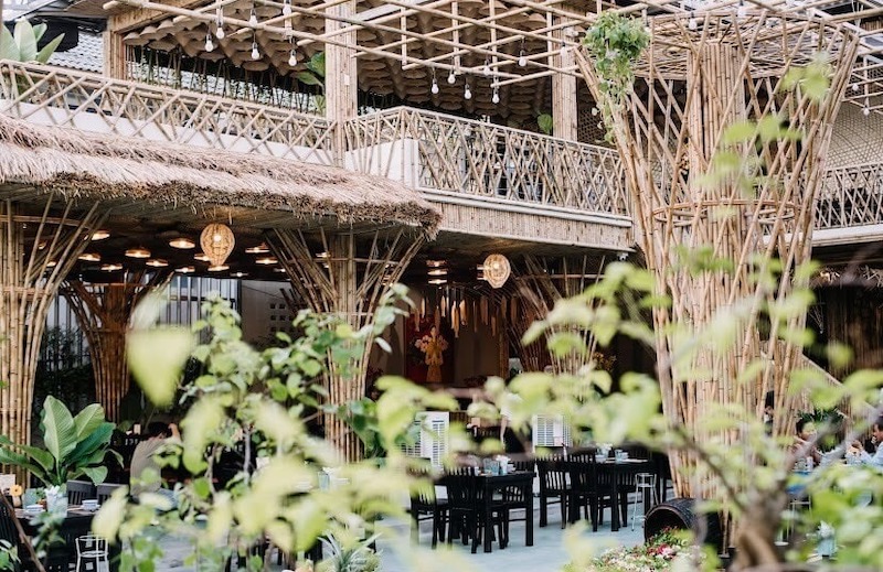 Khách hàng tận hưởng không gian Mộc đồng quê ấm áp, gần gũi với ánh sáng tự nhiên, mang lại cảm giác thư giãn 