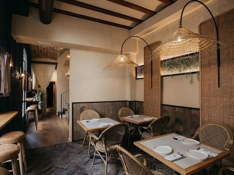 Các phụ kiện thủ công như đèn mây tre, gốm sứ và đồ decor hoài niệm tăng tính ấm cúng và giàu cảm xúc cho nhà hàng   