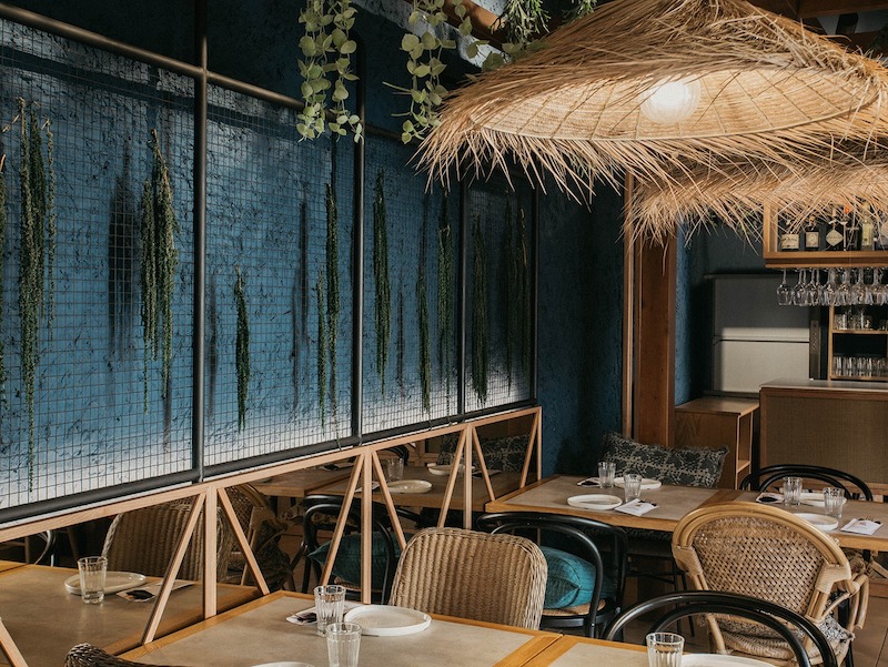 Mẫu Rustic Modern kết hợp gỗ tự nhiên và thiết kế hiện đại, giữ sự tinh giản, hiện đại nhưng vẫn ấm áp và gần gũi 