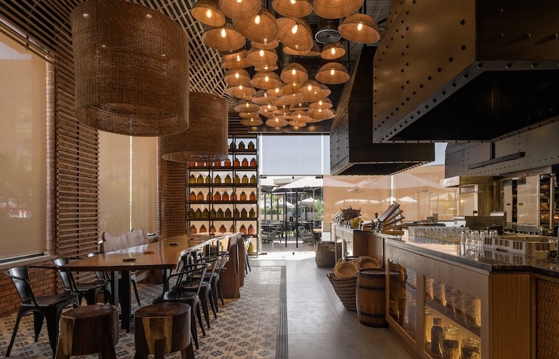 Phong cách Mộc công nghiệp kết hợp gỗ thô với kim loại, tạo không gian mạnh mẽ, cá tính, phù hợp với nhà hàng phong cách hiện đại 