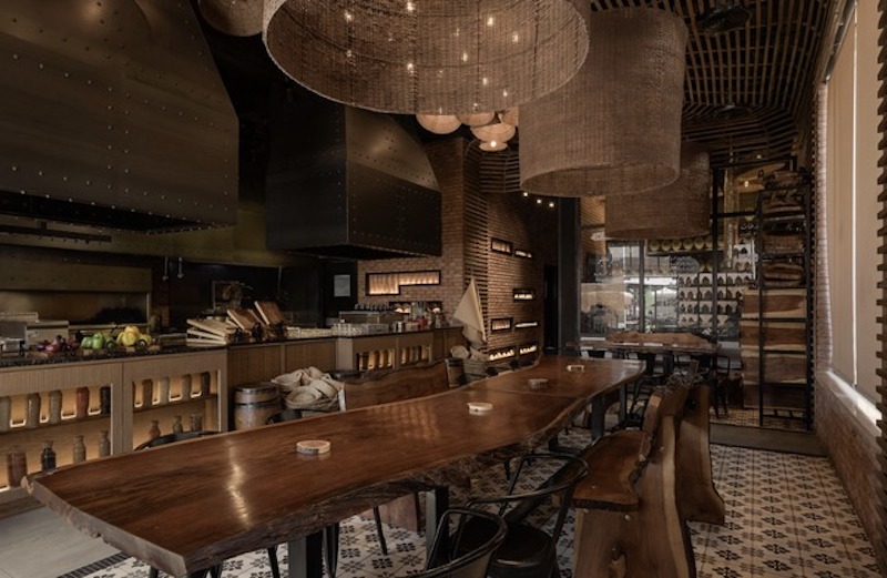 Decor bằng đồ thủ công và vật dụng hoài niệm tạo trải nghiệm quen thuộc, khiến khách hàng cảm thấy thoải mái như ở nhà 