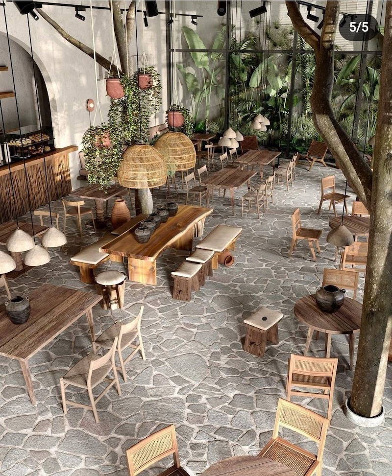 Tận dụng ánh sáng tự nhiên qua cửa sổ lớn giúp không gian thông thoáng, tạo cảm giác gần gũi và thân thiện với môi trường 