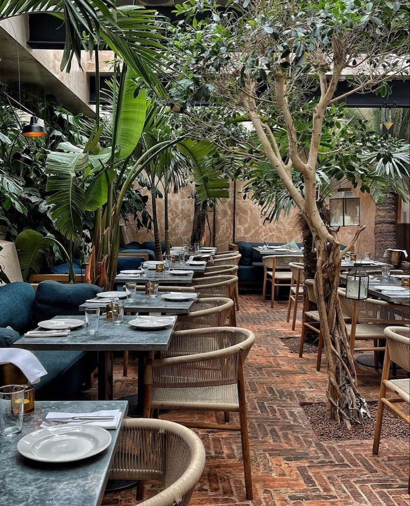 Không gian mở, thoáng khí của nhà hàng phong cách mộc giúp khách hàng cảm thấy dễ chịu, tránh cảm giác bí bách, đồng thời nâng cao trải nghiệm ăn uống