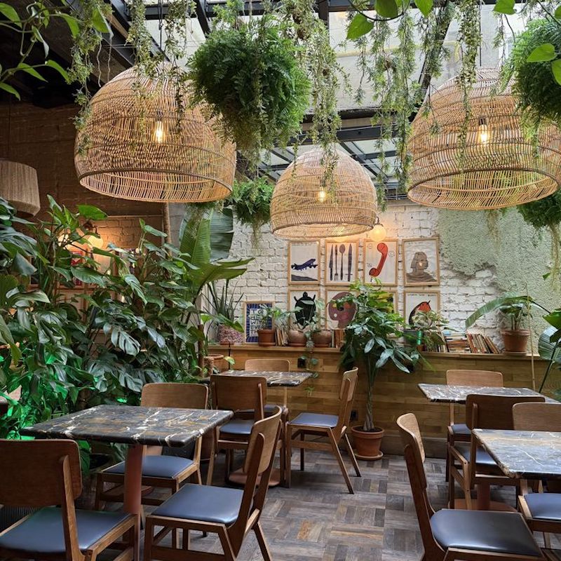 Các chi tiết gỗ và đá giữ nguyên vân, bề mặt thô mộc, vừa hiện đại vừa mộc mạc, tạo cảm giác tự nhiên cho thực khách