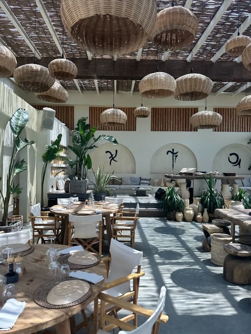 Nội thất phong cách Mộc kết hợp vật liệu tự nhiên và ánh sáng ấm, tạo cảm giác thoải mái, gần gũi, giúp khách hàng thư giãn trọn vẹn khi dùng bữa 