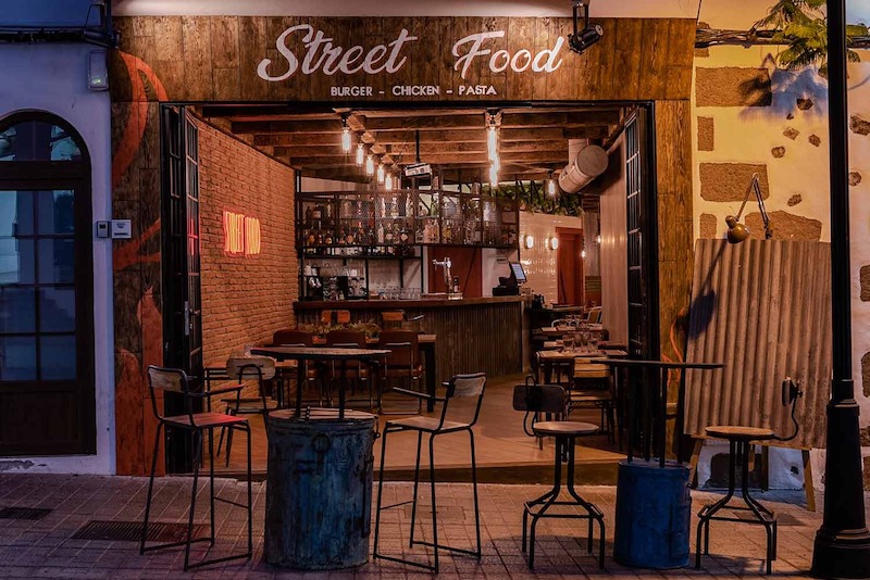 Thiết kế Mộc công nghiệp tận dụng trần lộ dầm, tường gạch thô và decor vintage, mang lại trải nghiệm độc đáo, cá tính cho thực khách 