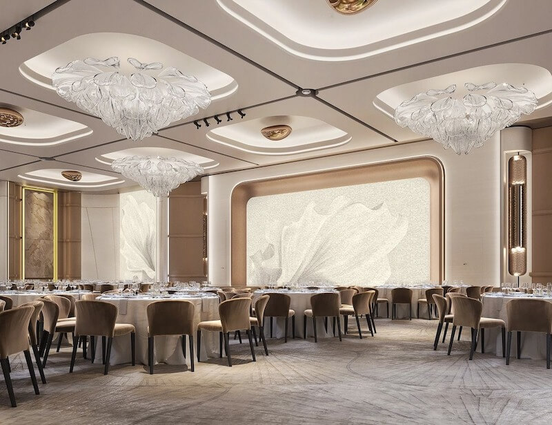 Nhà hàng tiệc cưới Tân cổ điển gây ấn tượng bằng không gian đối xứng, trần cao, đèn chùm pha lê lớn, mang cảm giác trang trọng như cung điện châu Âu