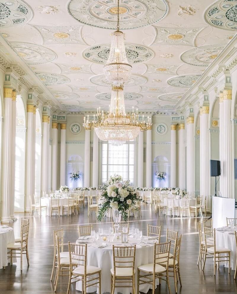 Vật liệu cao cấp như đá marble, phào PU dát vàng, vải nhung và pha lê góp phần nâng tầm trải nghiệm tiệc cưới sang trọng, đẳng cấp