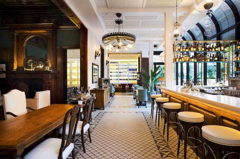 Vật liệu cao cấp như gỗ tự nhiên, đá marble, kim loại mạ đồng góp phần nâng tầm không gian và khẳng định chất lượng dịch vụ