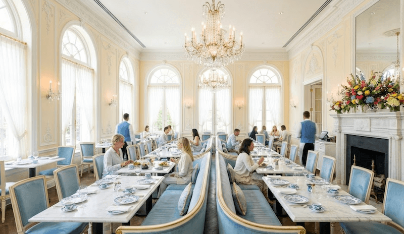 Trần giật cấp kết hợp đèn chùm hoặc đèn thả trang trí giúp không gian Beefsteak Tân cổ điển vừa sang trọng vừa không quá nặng nề