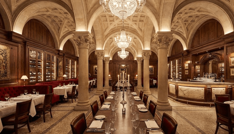 Ánh sáng trong hầm rượu Tân cổ điển được kiểm soát chặt chẽ, ưu tiên ánh sáng gián tiếp để bảo vệ rượu và tạo không khí thư giãn