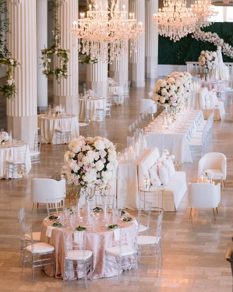 Chất liệu cao cấp giúp nhà hàng Tân cổ điển bền đẹp theo thời gian, nâng tầm thẩm mỹ, trải nghiệm sử dụng và thể hiện rõ đẳng cấp đầu tư của chủ nhà hàng