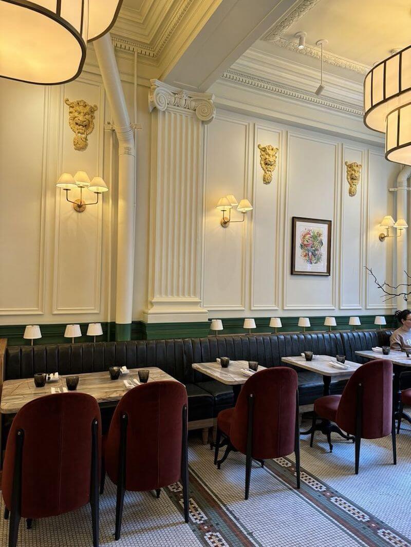 Bảng màu trong nhà hàng Tân cổ điển thể hiện qua các gam trung tính sang trọng như trắng kem, ivory,...kết hợp nhấn vàng kim, đỏ rượu vang tạo cảm giác quyền quý và sang trọng