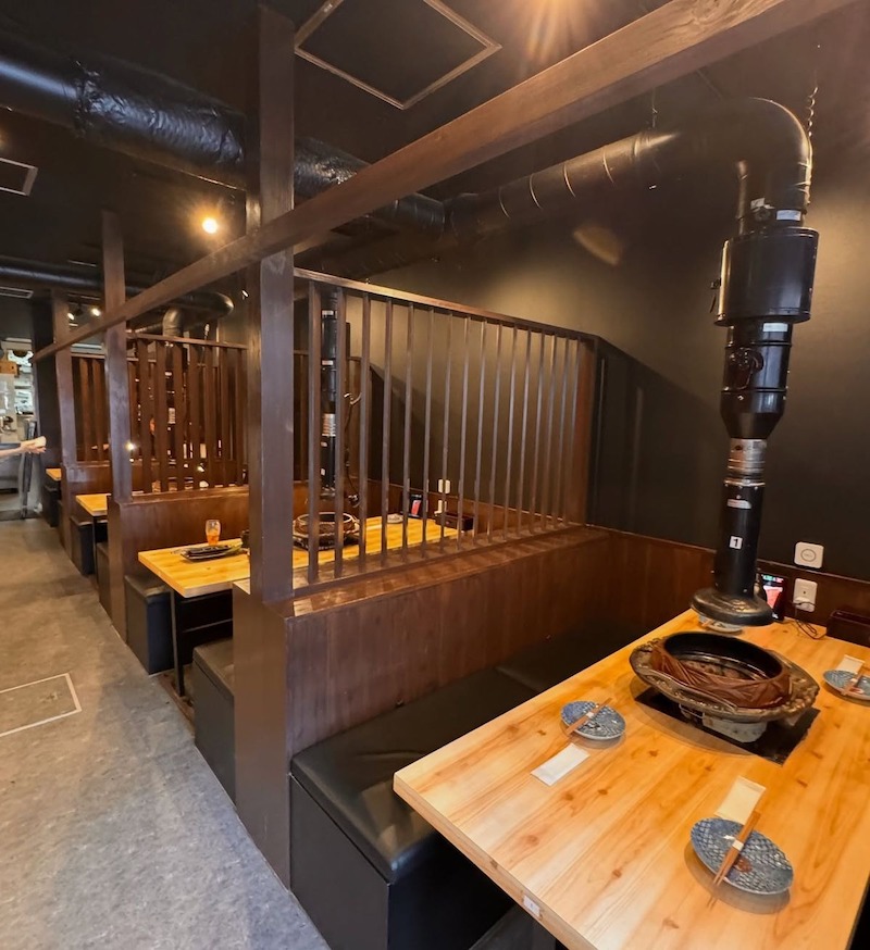 Bố trí mặt bằng và không gian cần đảm bảo khoảng cách bàn thoải mái, luồng di chuyển hợp lý không giao nhau và ưu tiên vật liệu kháng nhiệt, dễ vệ sinh để vận hành mượt mà