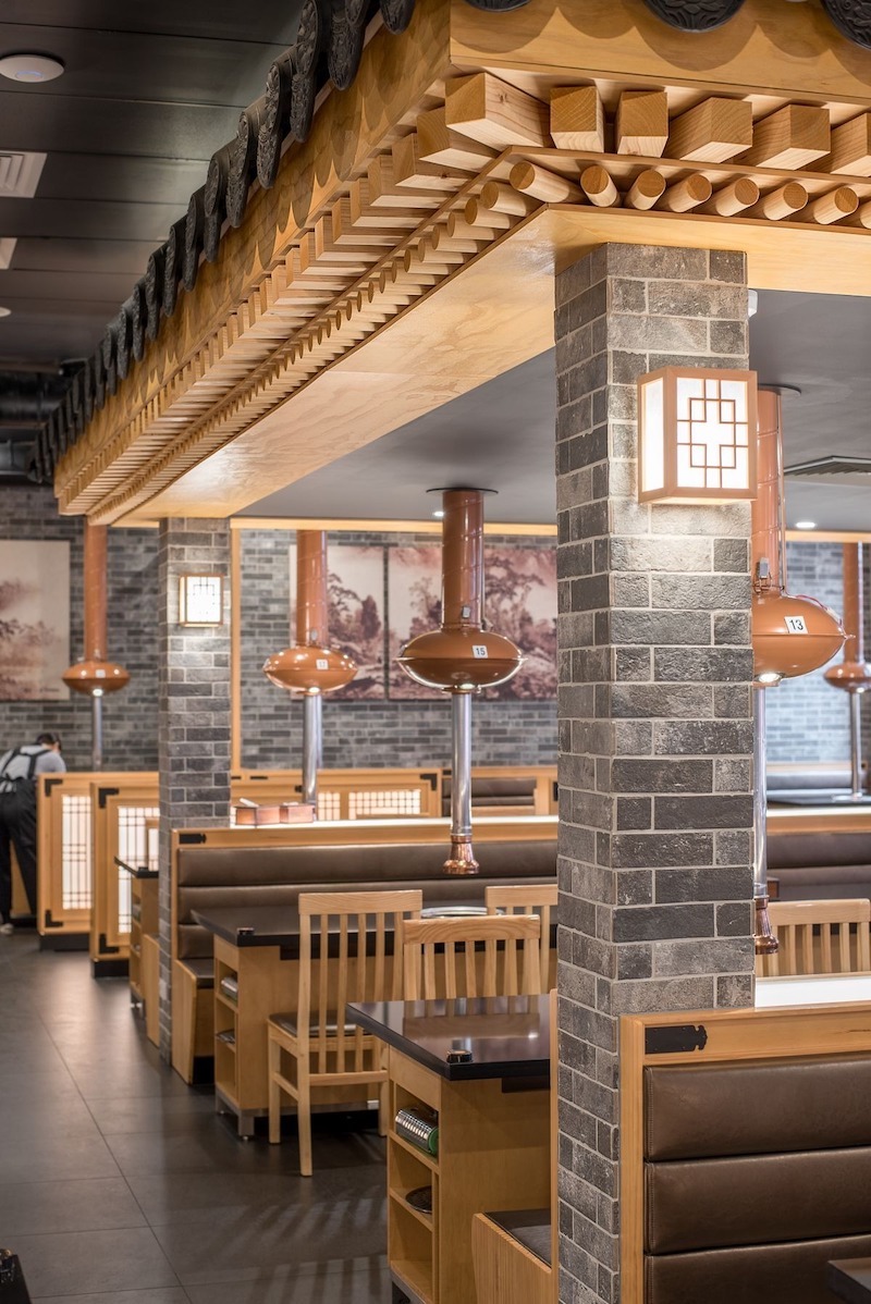 Thi công nội thất và sàn nhà hàng lẩu nướng cần chú trọng vật liệu chống ám mùi, chống trơn trượt, bố trí bàn khoét lỗ chuẩn kích thước bếp và đảm bảo độ bền khi vận hành