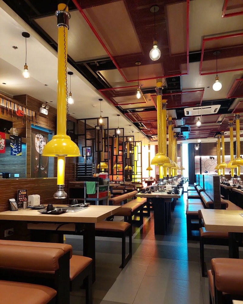 Hệ thống thông gió và điều hòa cần đủ công suất để xử lý nhiệt lượng lớn, bổ sung gió tươi bù áp và giữ không gian thoáng mát, tránh bí hơi gây khó chịu cho khách