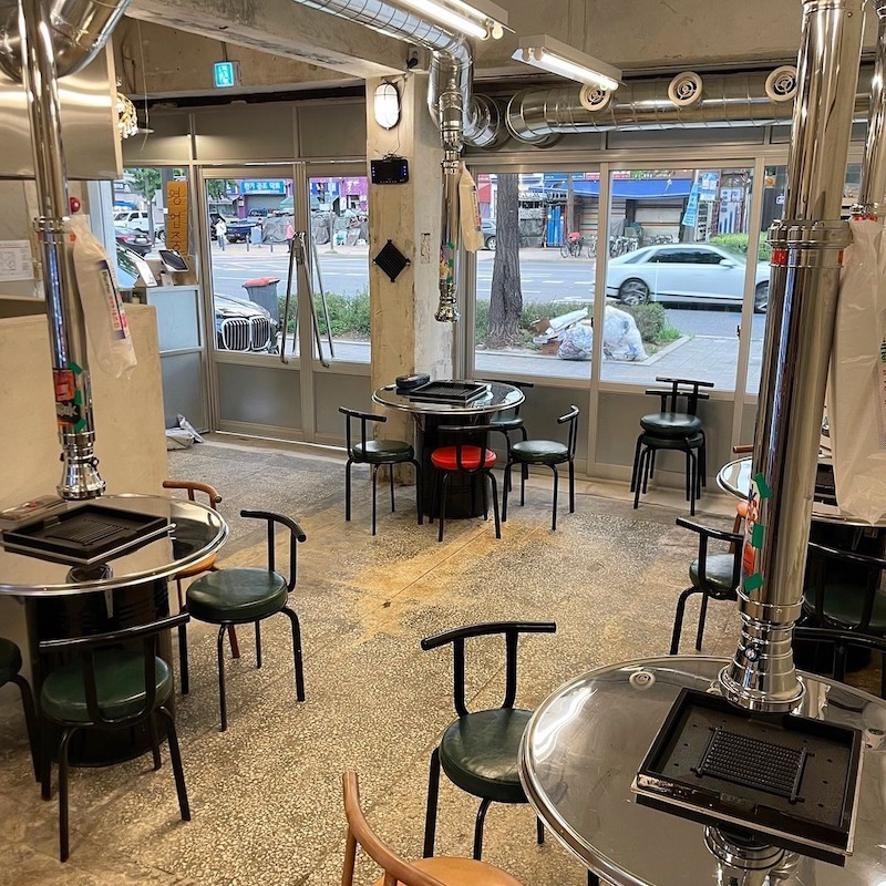 Lựa chọn concept cần đảm bảo thẩm mỹ nhất quán, dùng vật liệu bền không ám mùi và thiết kế ánh sáng ấm giúp tạo trải nghiệm ngon miệng, tăng tỷ lệ khách quay lại