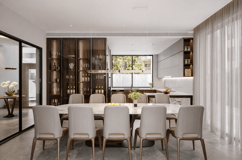 Hệ tủ lưu trữ cao sát trần giúp tối ưu công năng, đồng thời giữ cho không gian ăn uống luôn gọn gàng và thoáng đãng