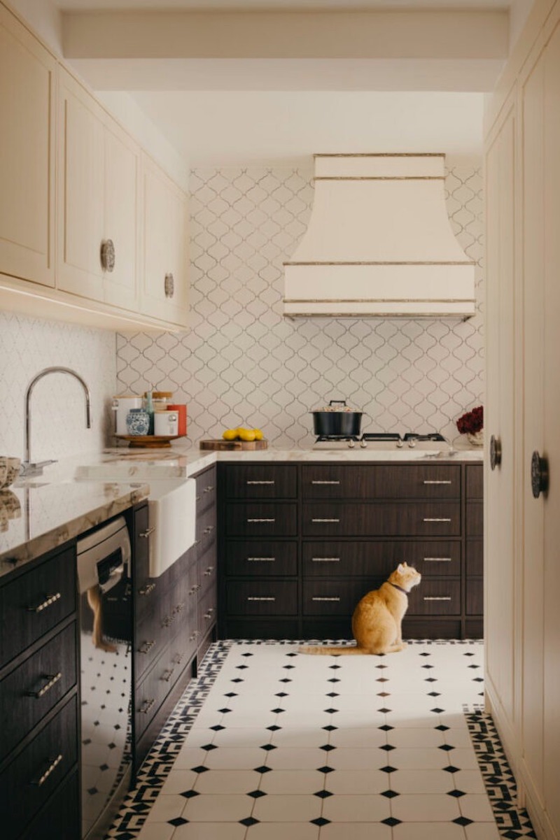 Phòng bếp Indochine sử dụng tủ bếp kịch trần, cánh phẳng, màu sáng để tăng lưu trữ và “ăn gian” chiều cao không gian