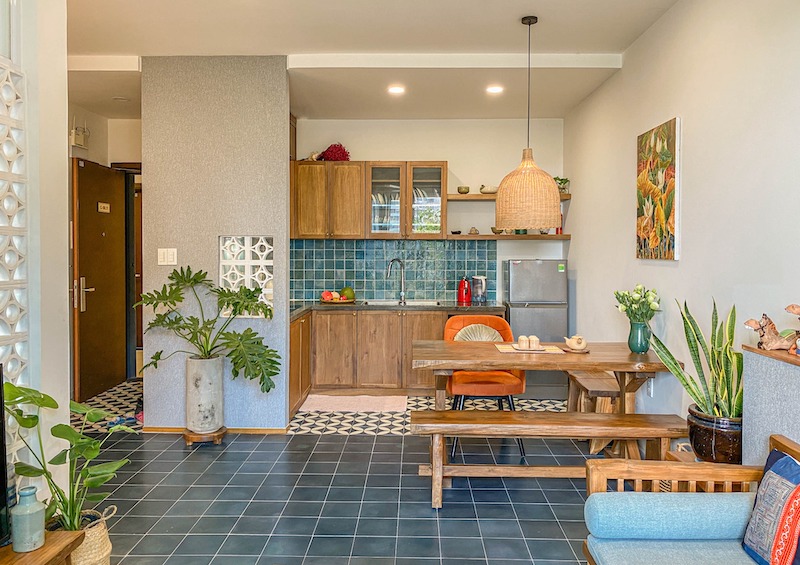 Kết hợp gạch bông hoa văn vừa phải và ánh sáng tự nhiên giúp khu bếp chung cư 70m² trông thoáng, có điểm nhấn nhưng không rối mắt 