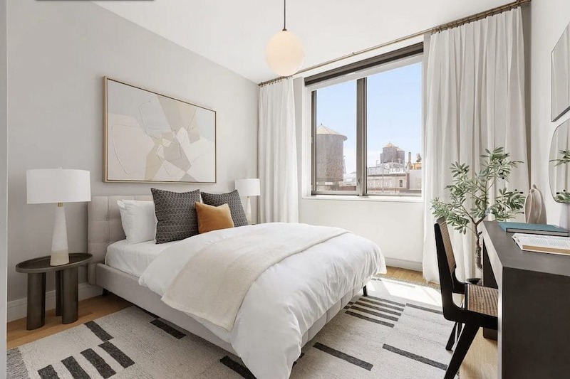 Tận dụng ánh sáng tự nhiên qua cửa sổ lớn kết hợp rèm voan trắng giúp phòng ngủ luôn ngập tràn sức sống và cảm giác rộng mở, thư thái