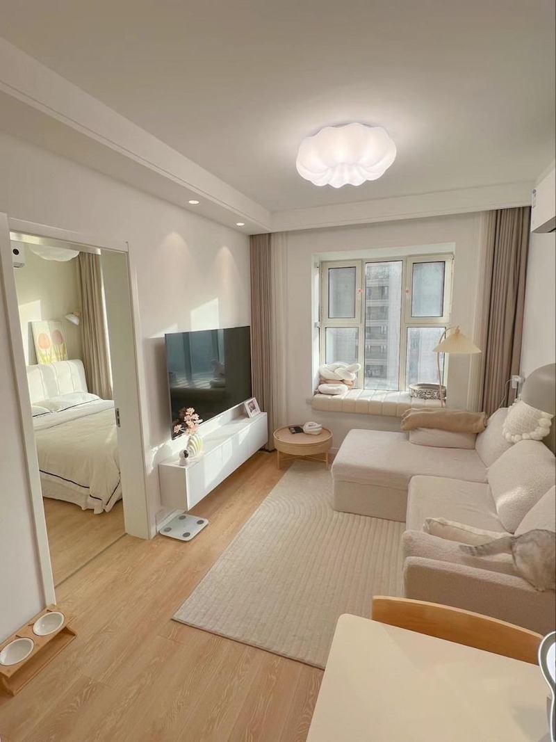Tông màu kem và gỗ sáng đặc trưng của phong cách Hàn Quốc giúp căn hộ 50m2 trông sáng sủa, ấm cúng và mở rộng không gian thị giác hiệu quả 
